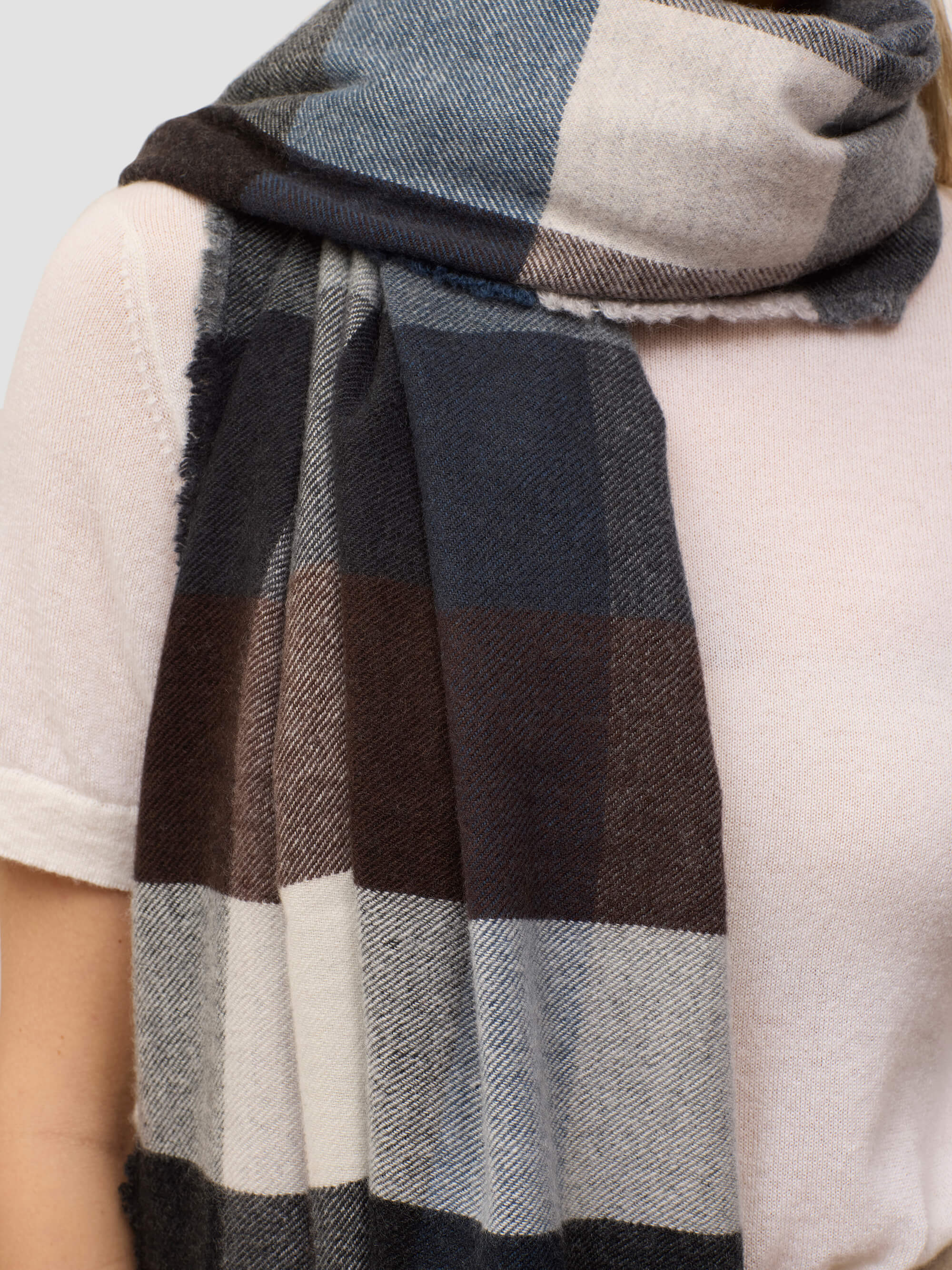 Women's Alloa Courchevel Navy Black Cashmere Stole - Begg x Co Women's Alloa Courchevel Navy Black Cashmere Stole - Begg x Co