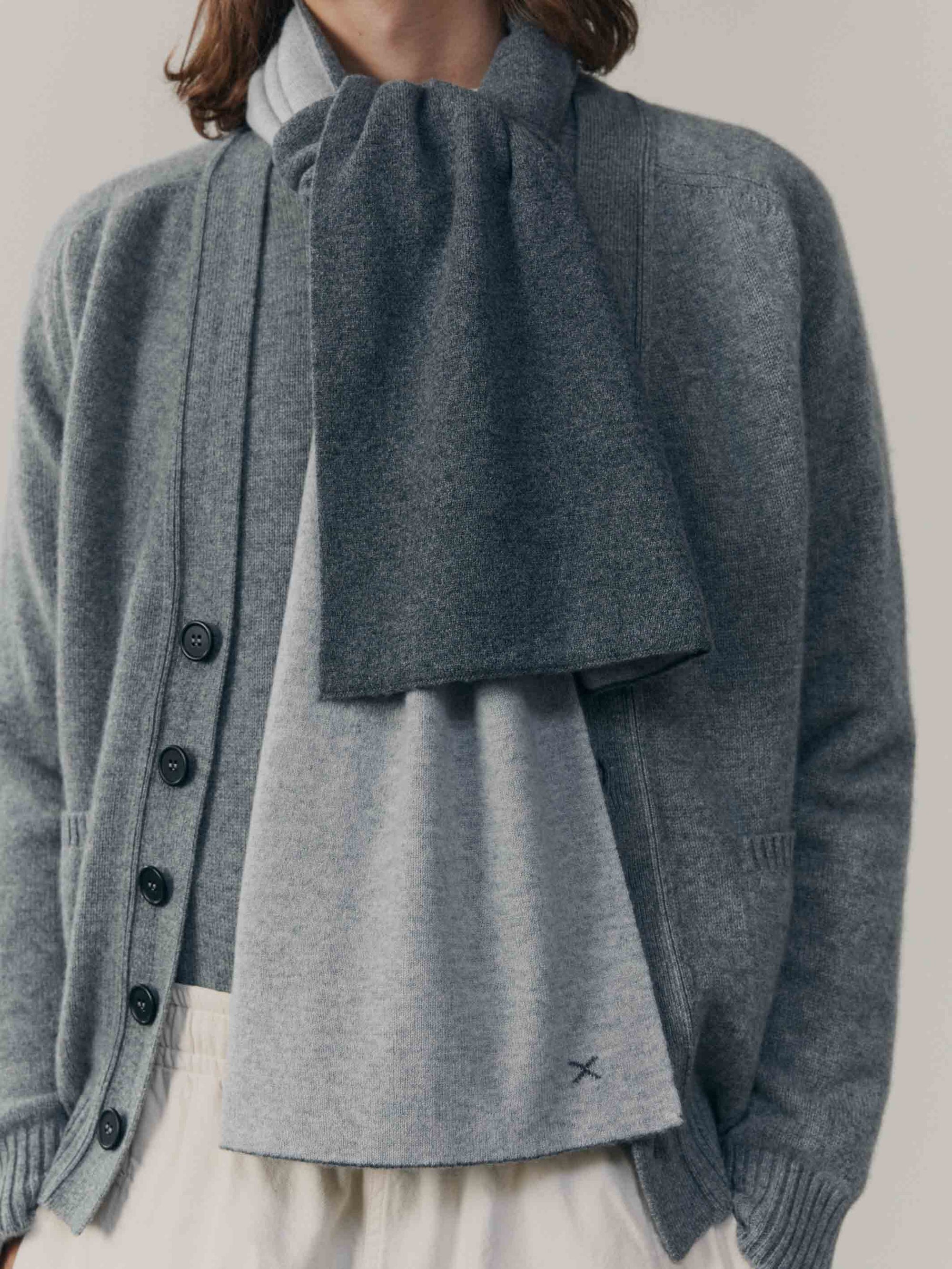 Men's Switch Cashmere Knitted Scarf Feather Grey | Begg x Co