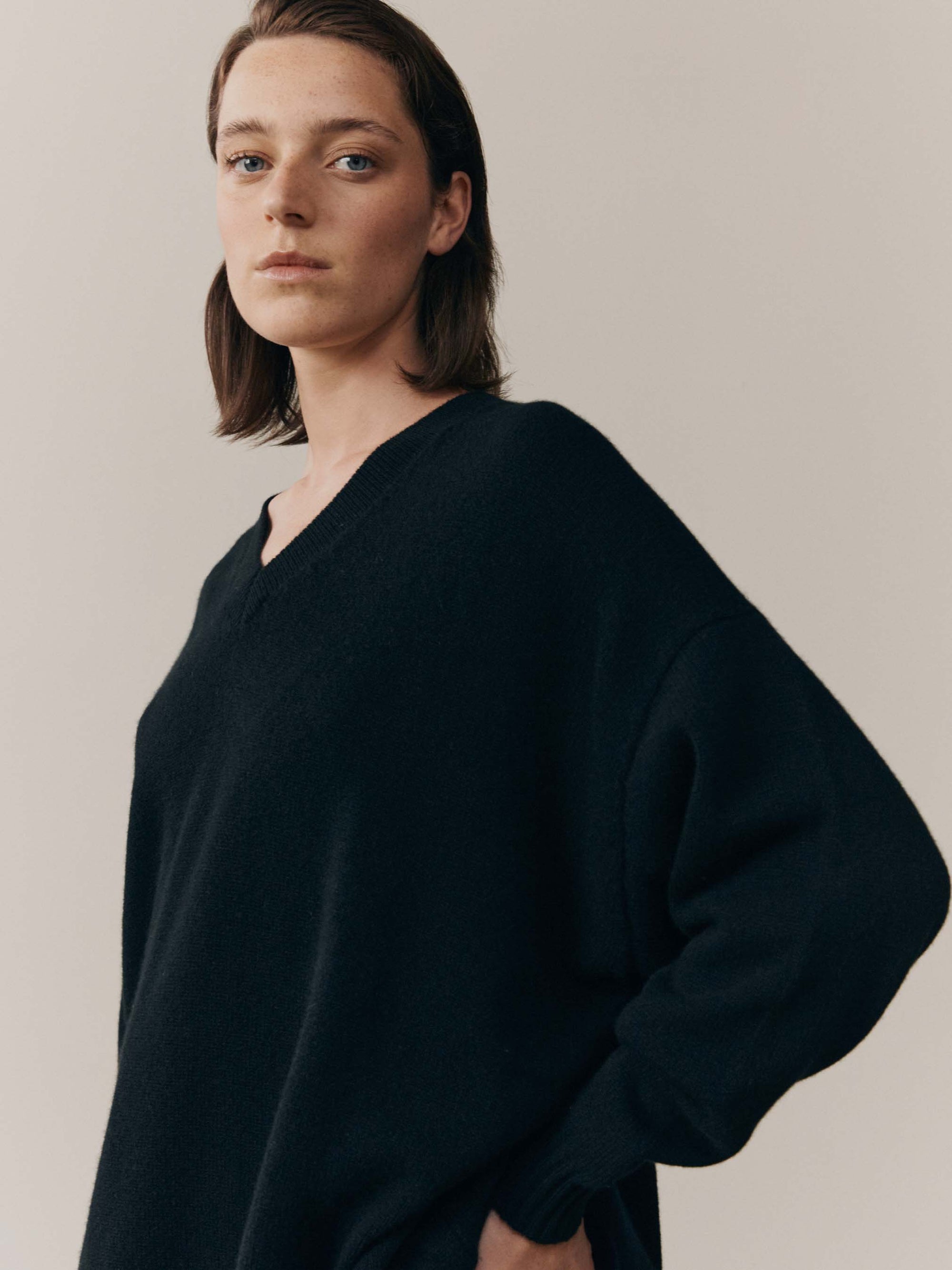 Womens Varikino V-Neck Cashmere Knitted Sweater Black | Begg x Co