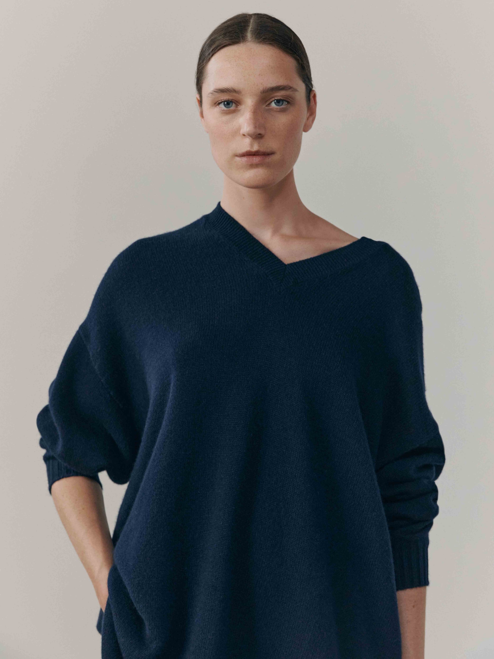Womens Varikino V-Neck Cashmere Knitted Sweater Navy | Begg x Co