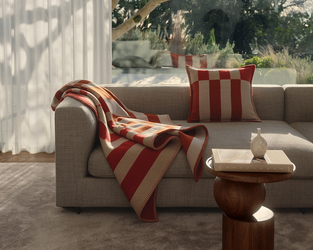 So stylt man eine Kaschmirdecke auf einem Sofa – Begg x Co